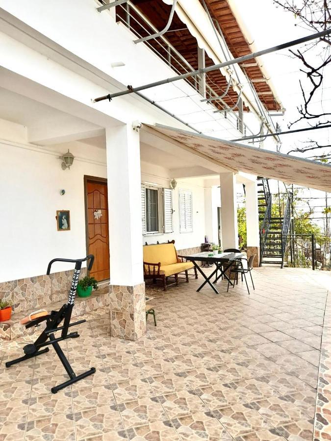 Lida'S House Hotel Lukove Bagian luar foto