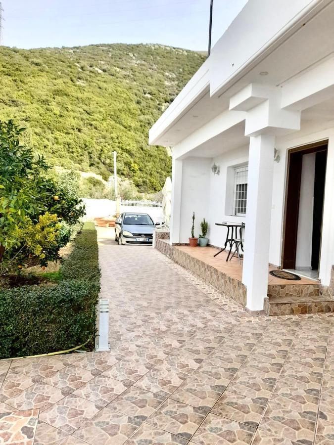 Lida'S House Hotel Lukove Bagian luar foto
