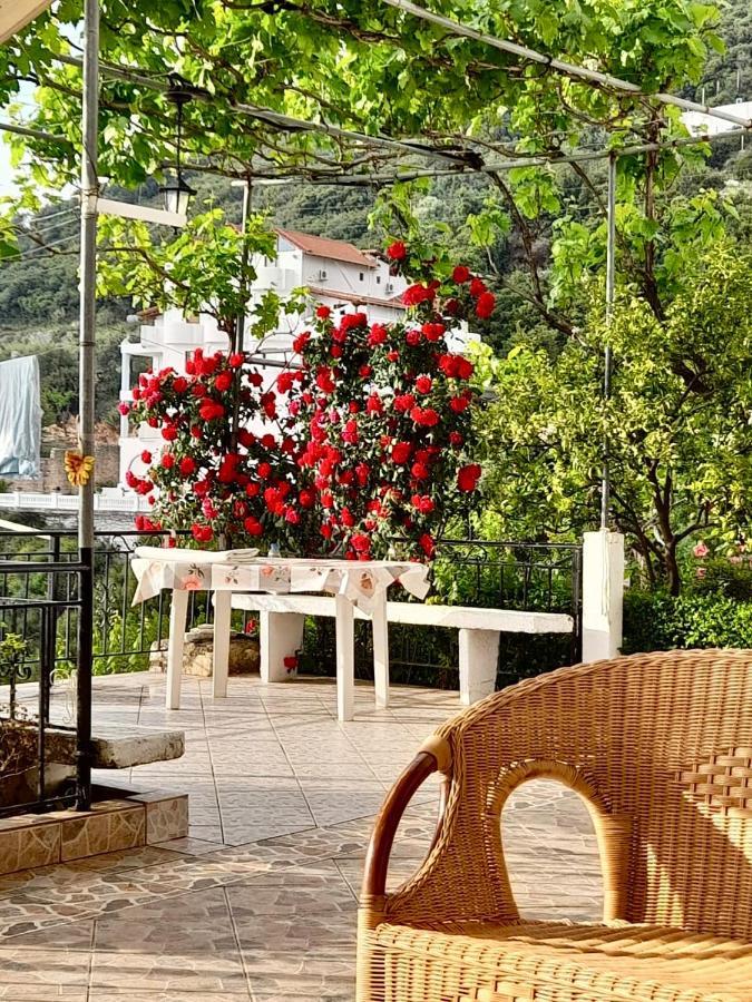 Lida'S House Hotel Lukove Bagian luar foto