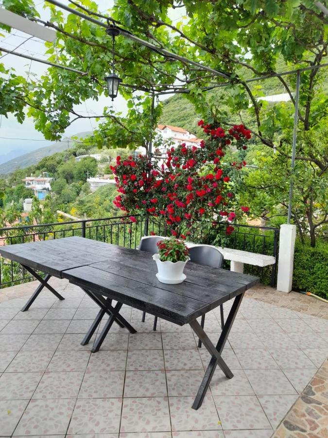 Lida'S House Hotel Lukove Bagian luar foto