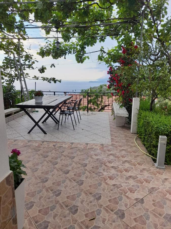 Lida'S House Hotel Lukove Bagian luar foto