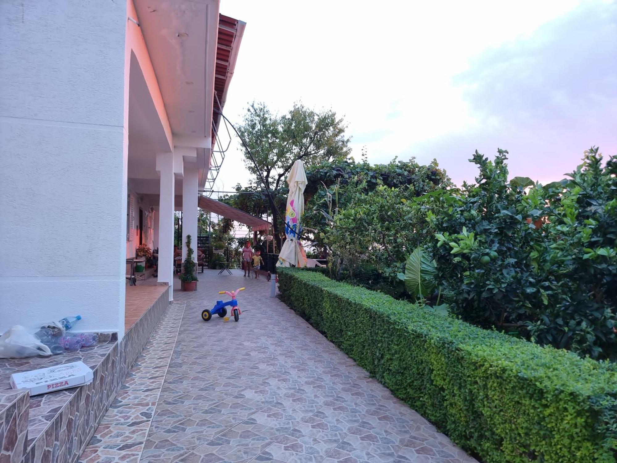 Lida'S House Hotel Lukove Bagian luar foto
