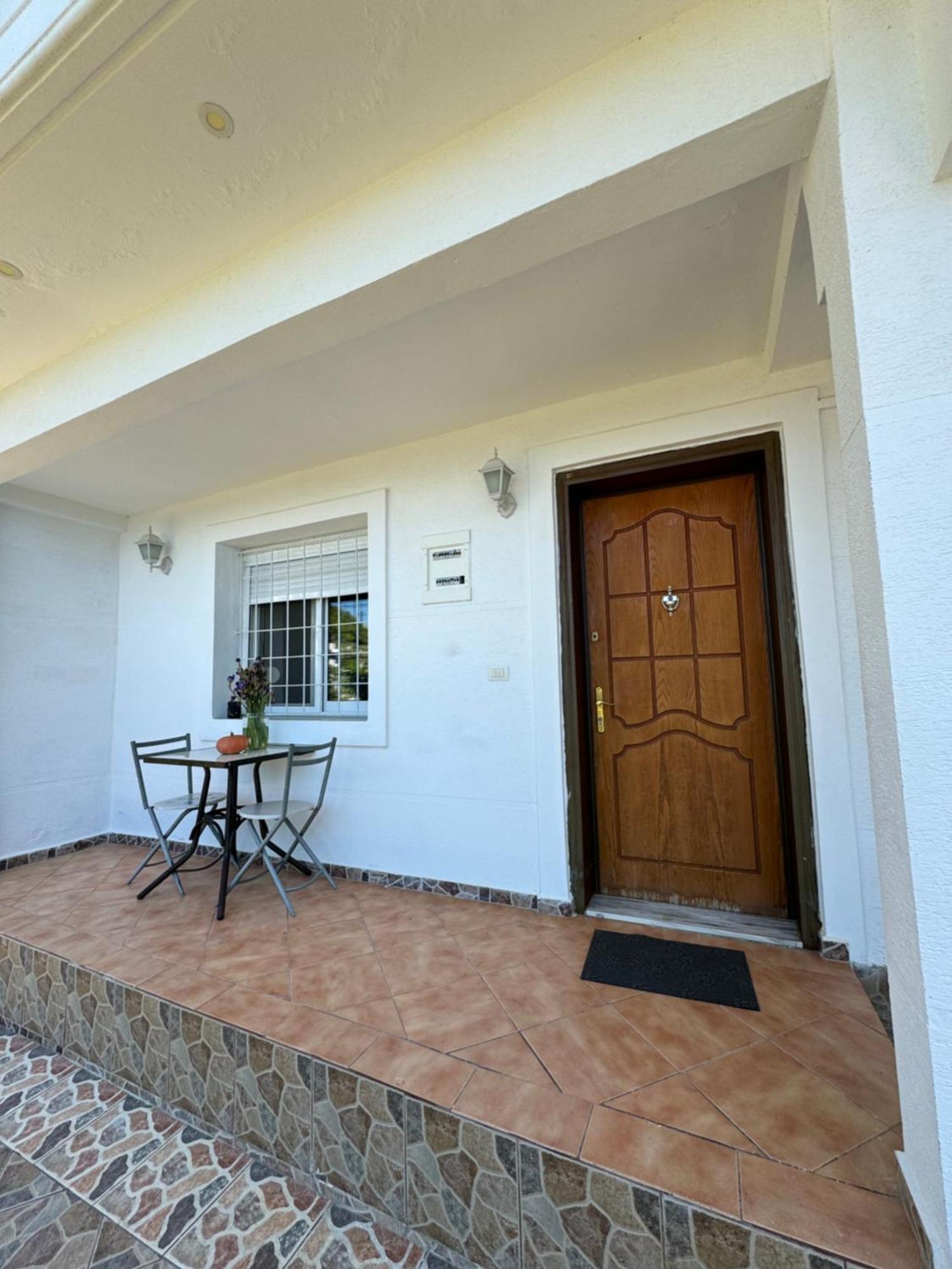 Lida'S House Hotel Lukove Bagian luar foto