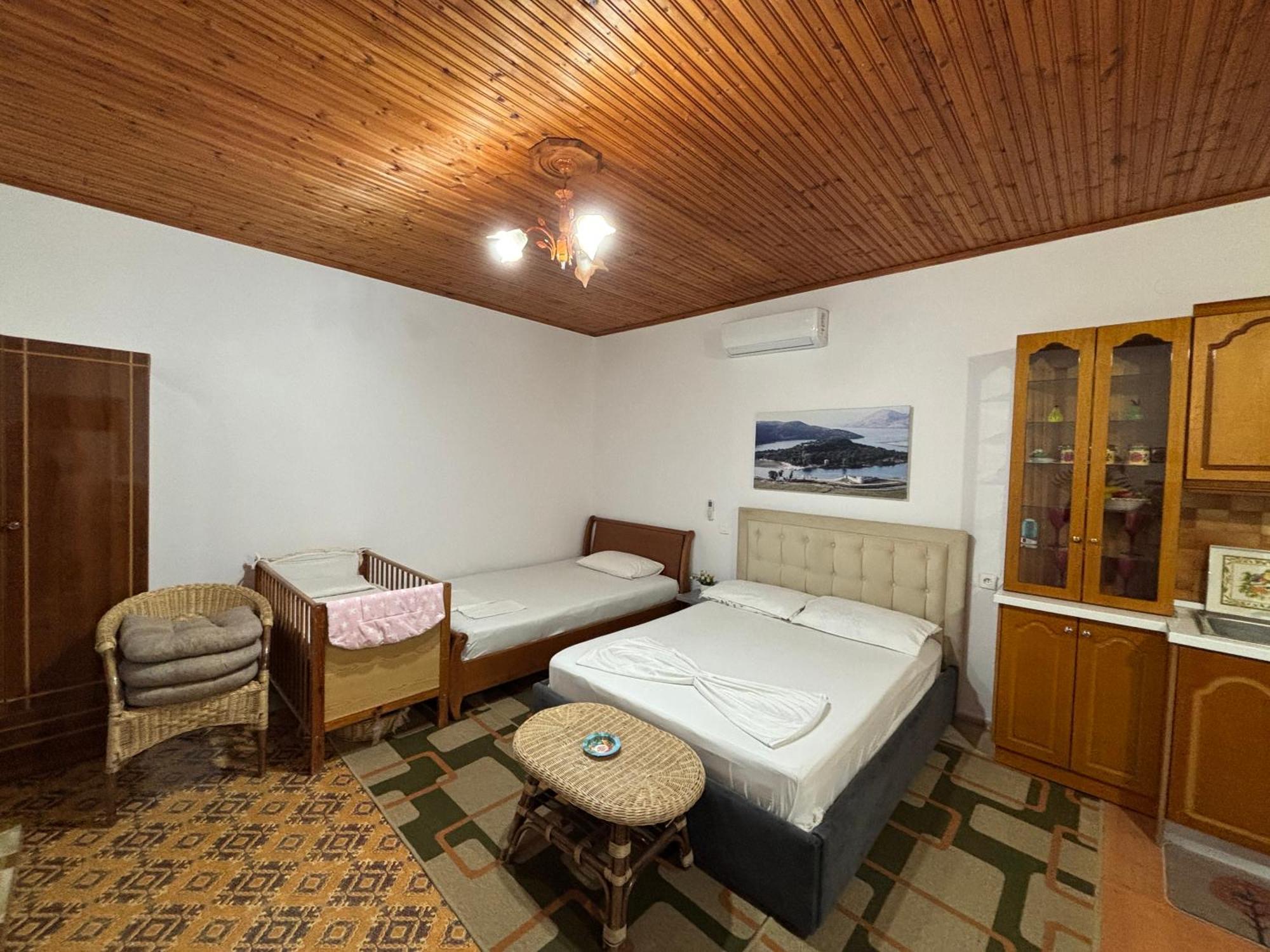 Lida'S House Hotel Lukove Bagian luar foto