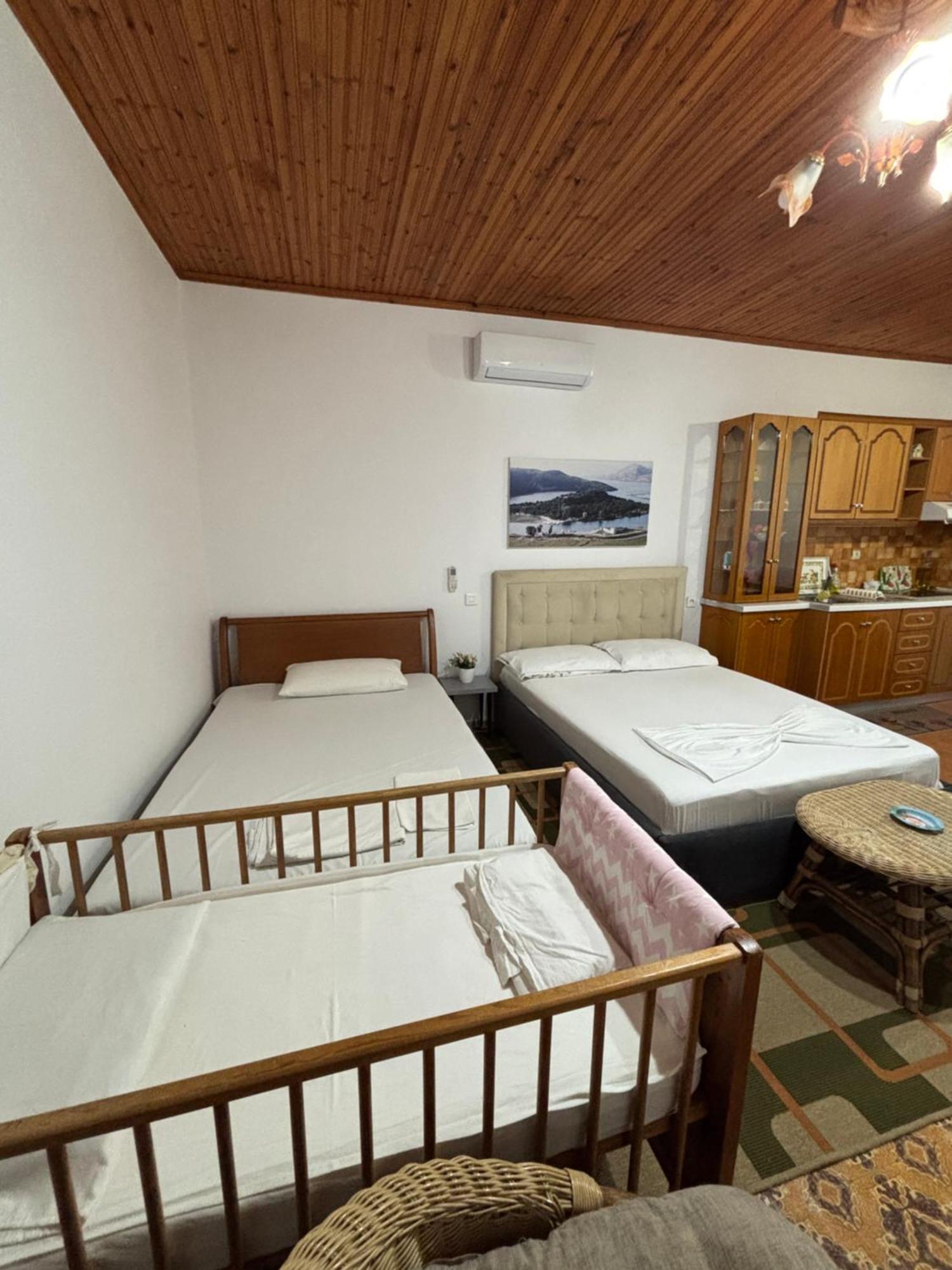 Lida'S House Hotel Lukove Bagian luar foto