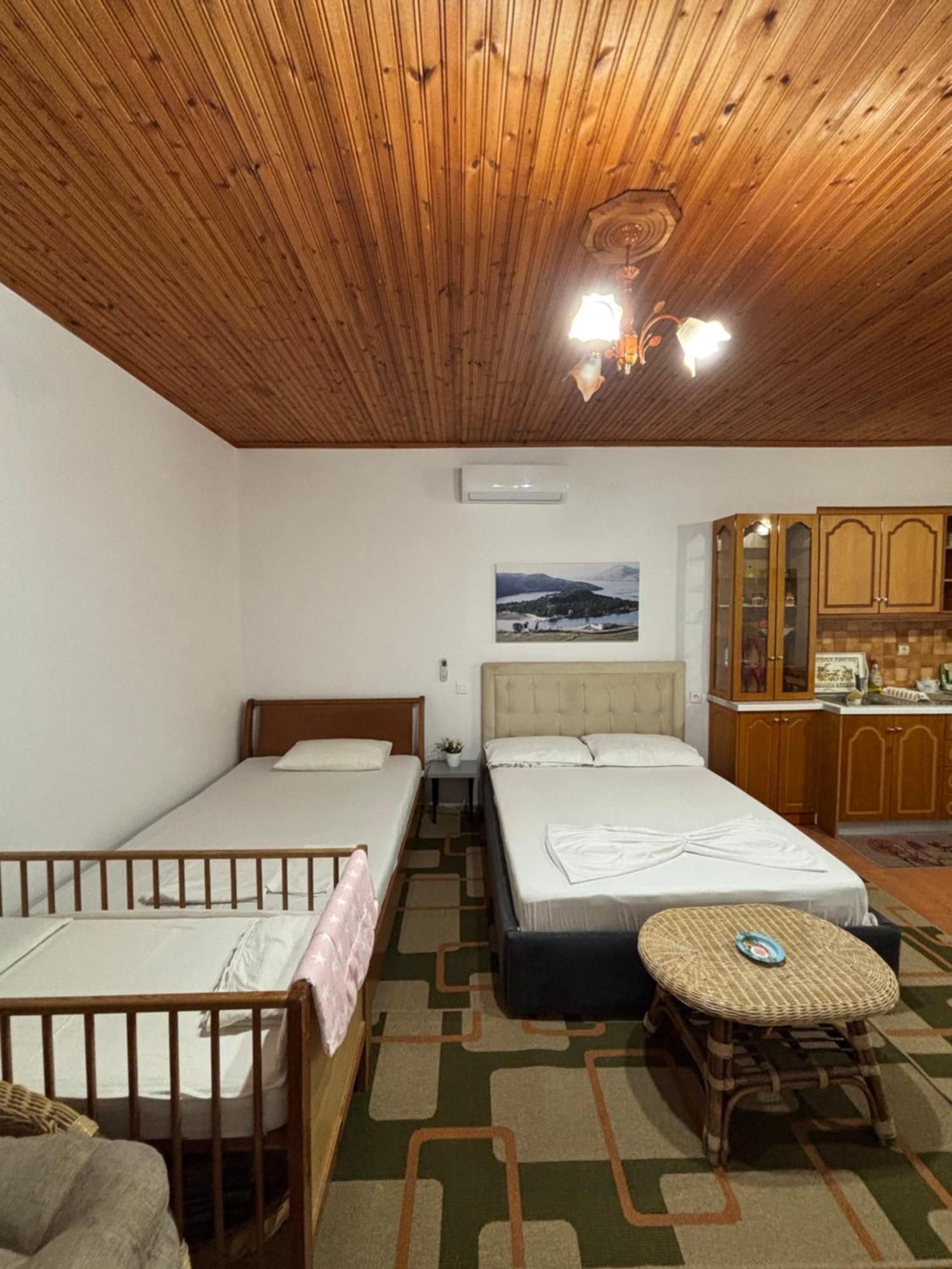 Lida'S House Hotel Lukove Bagian luar foto